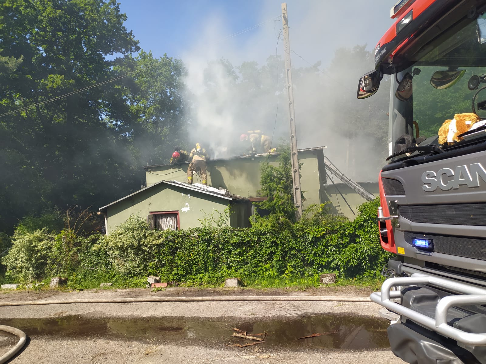 Ogień doszczętnie strawił budynek mieszkalny. W akcji gaśniczej osiem zastępów straży pożarnej (zdjęcia)