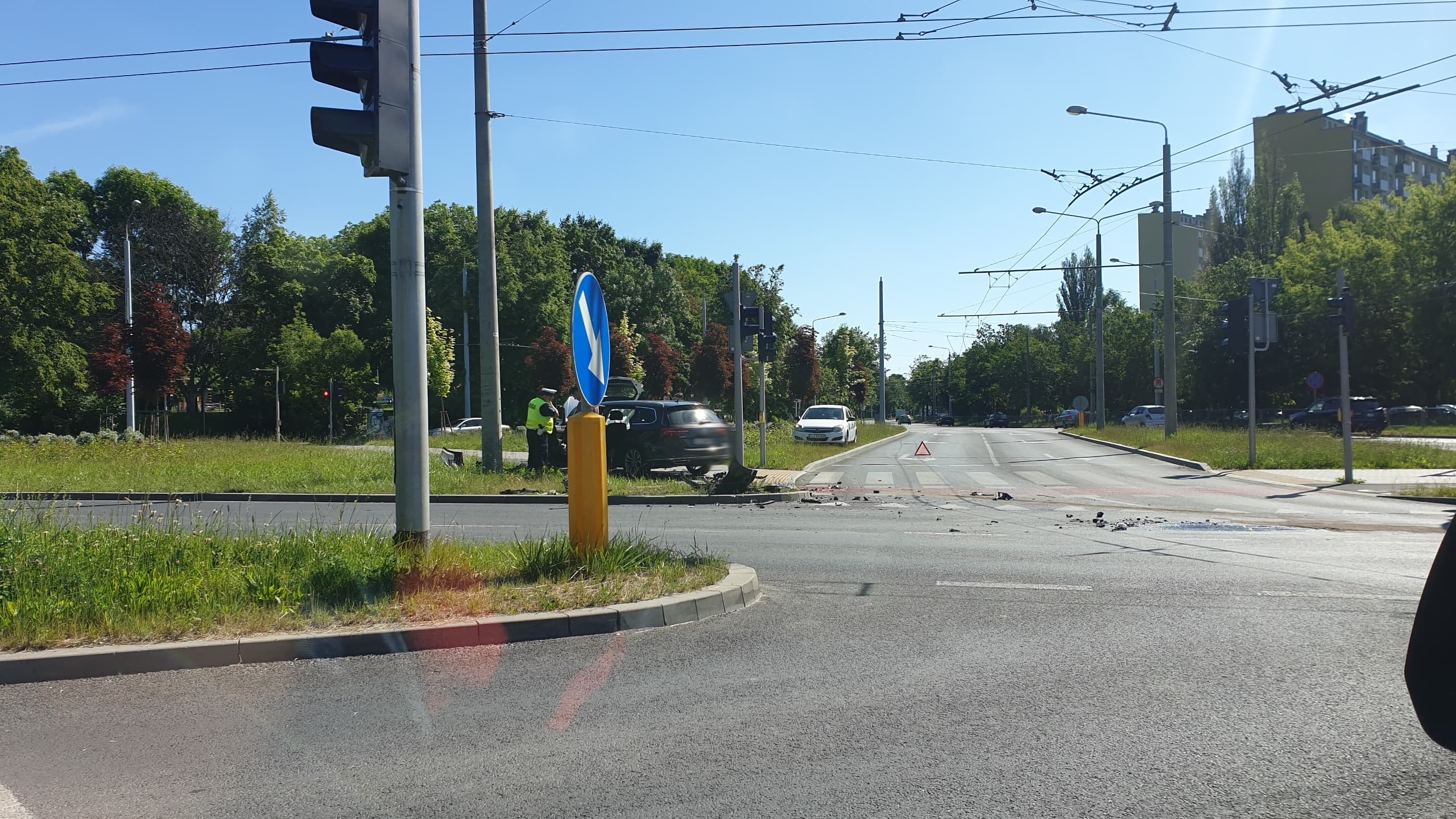 Poranne zderzenie dwóch pojazdów i duże utrudnienia w ruchu (zdjęcia)