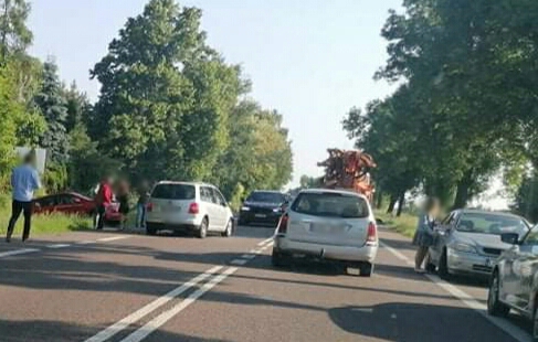 Wypadek na trasie Krasnystaw – Zamość. Są osoby poszkodowane po czołowym zderzeniu pojazdów (zdjęcia)