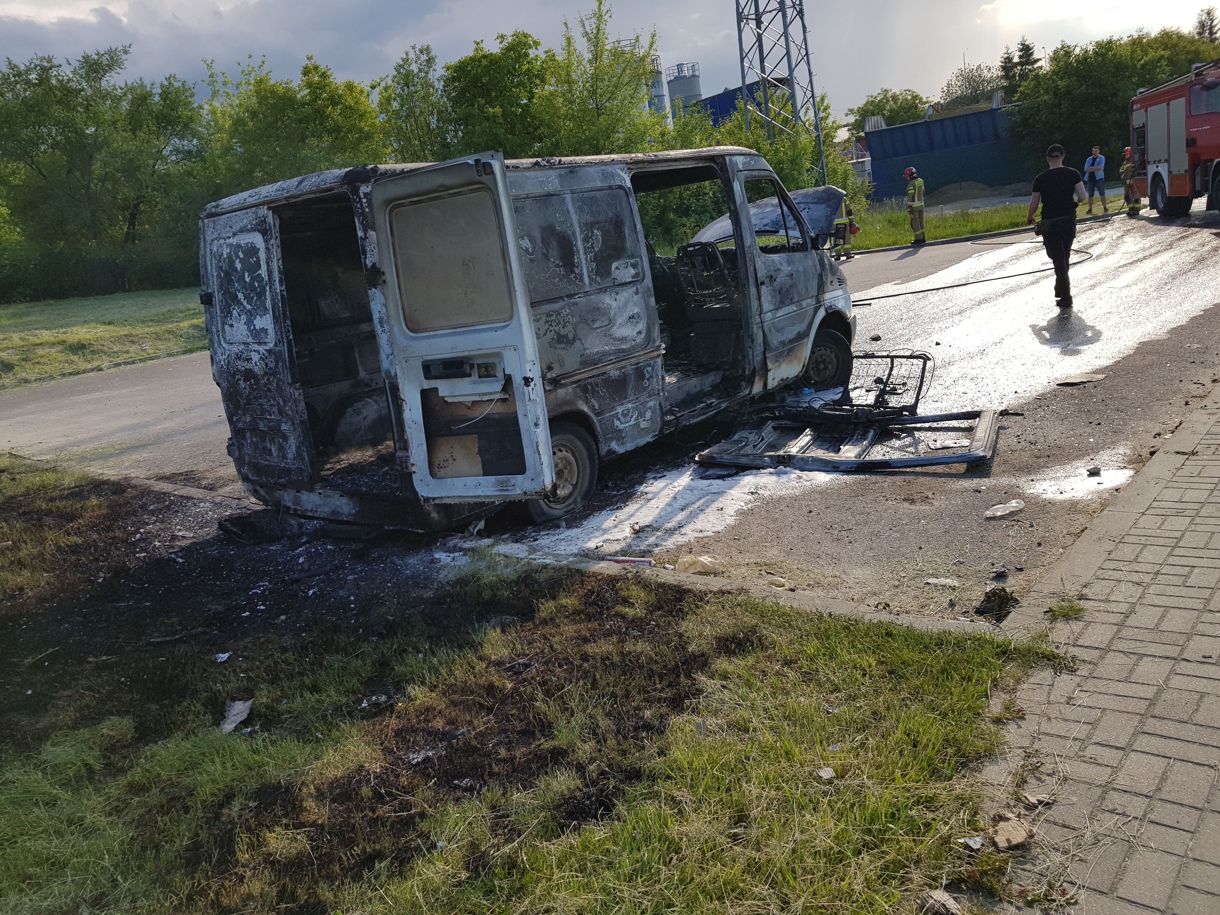 Pożar pojazdu dostawczego w Lublinie. Przyczyną prawdopodobnie podpalenie (zdjęcia)