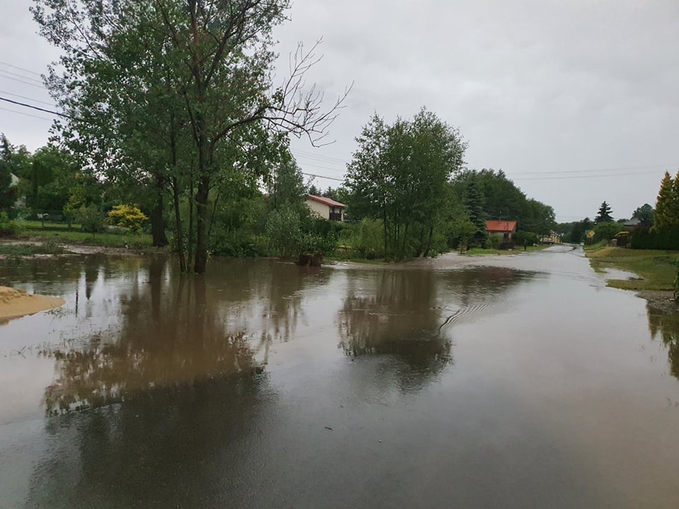 Kilkadziesiąt uszkodzonych dachów, kilka tysięcy odbiorców bez prądu. Sytuacja w regionie po burzach (zdjęcia)