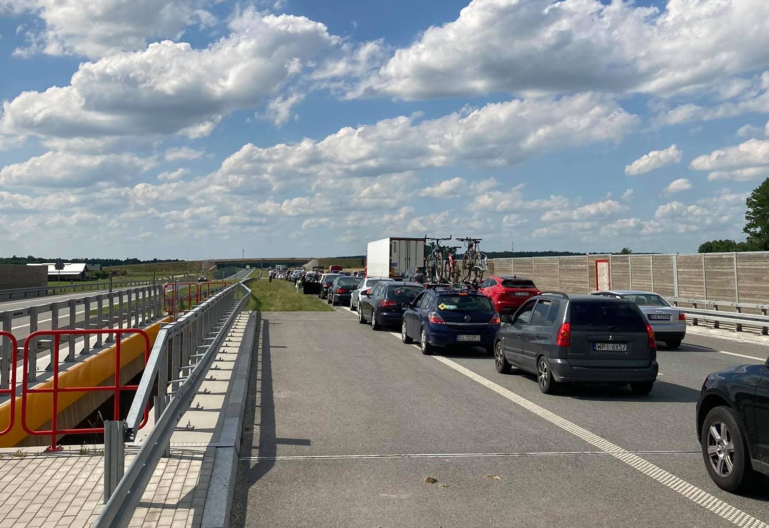 Całkowicie zablokowana droga S17 w kierunku Warszawy. Korek ma kilka kilometrów (zdjęcia) AKTUALIZACJA