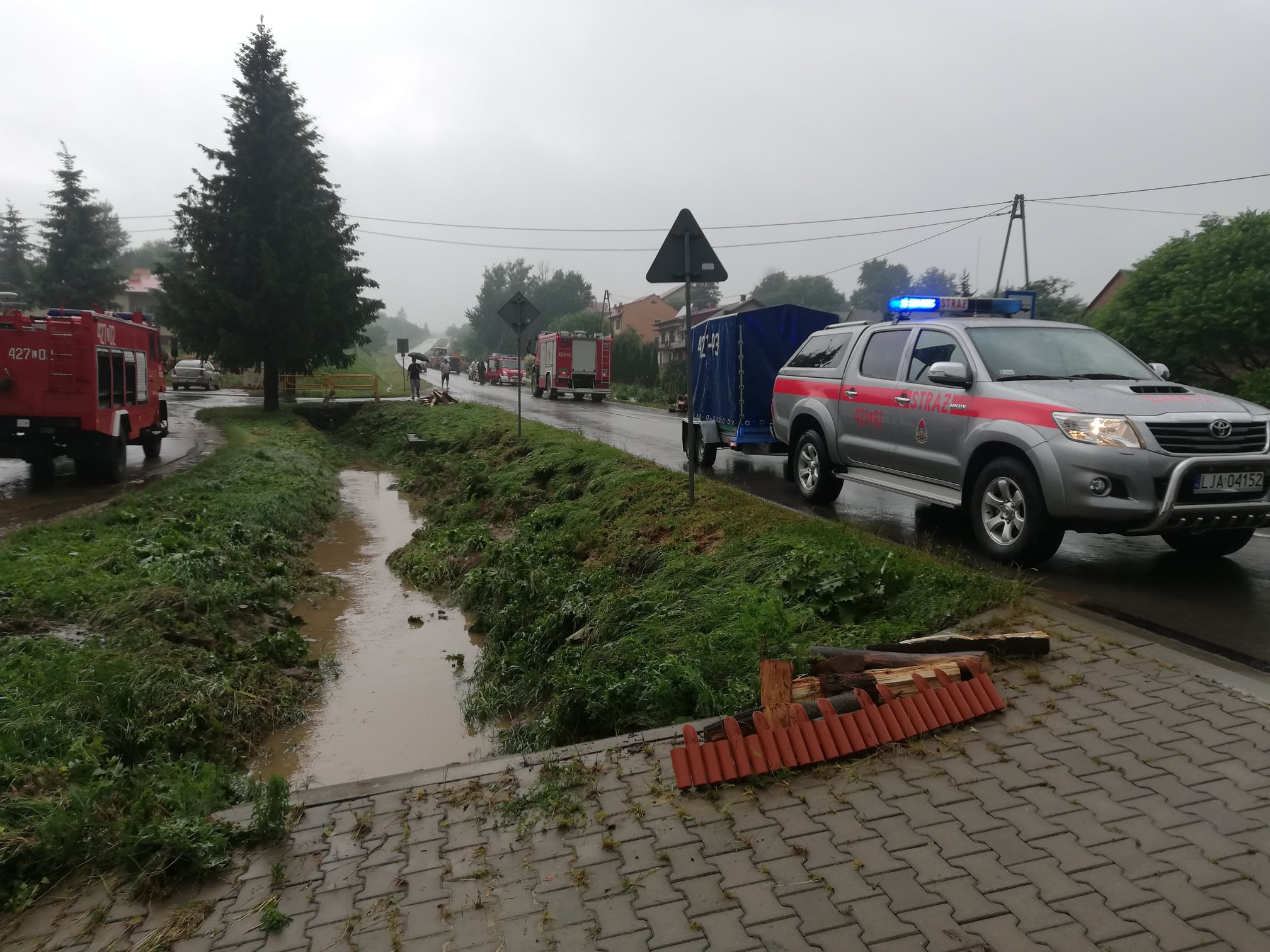 Intensywne opady deszczu w powiecie janowskim. Woda zalała remizę strażacką (zdjęcia)