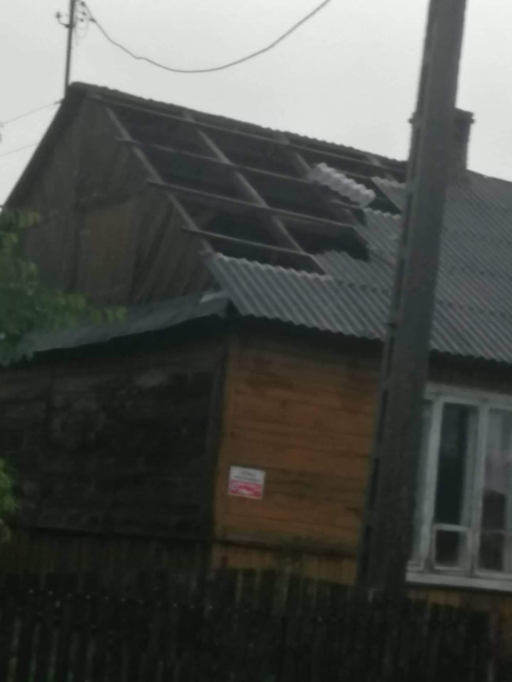 Kilkadziesiąt uszkodzonych dachów, kilka tysięcy odbiorców bez prądu. Sytuacja w regionie po burzach (zdjęcia)