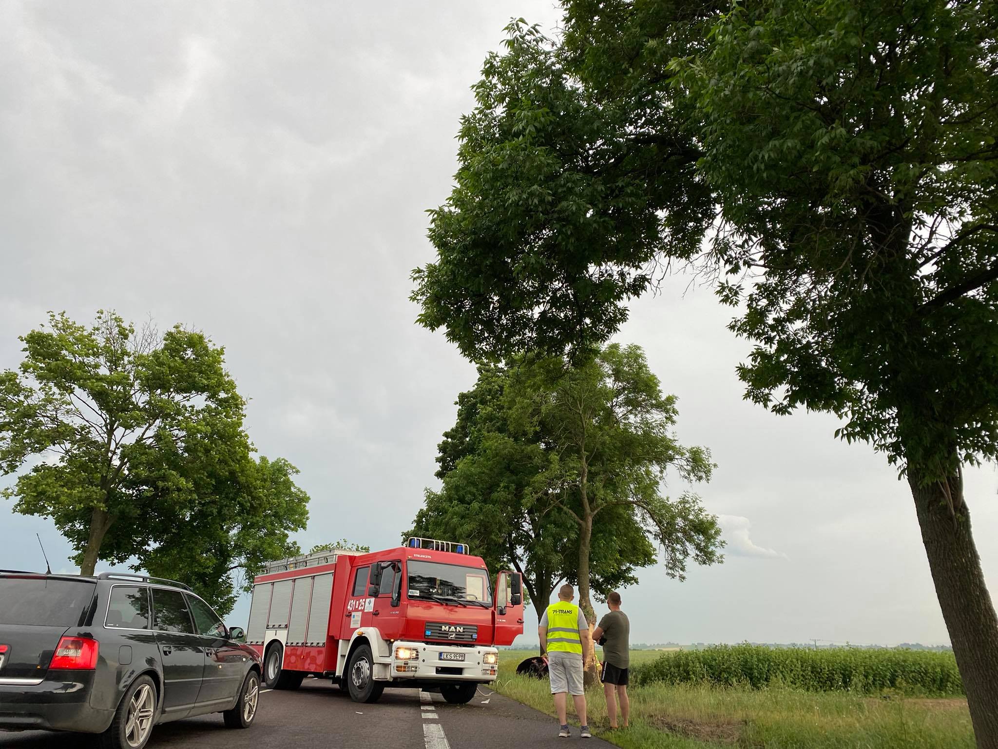 Volkswagen uderzył w drzewo, życia kierowcy nie udało się uratować (zdjęcia)