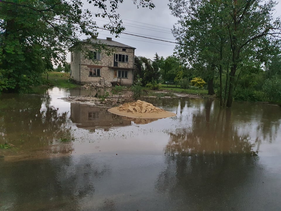 Kilkadziesiąt uszkodzonych dachów, kilka tysięcy odbiorców bez prądu. Sytuacja w regionie po burzach (zdjęcia)