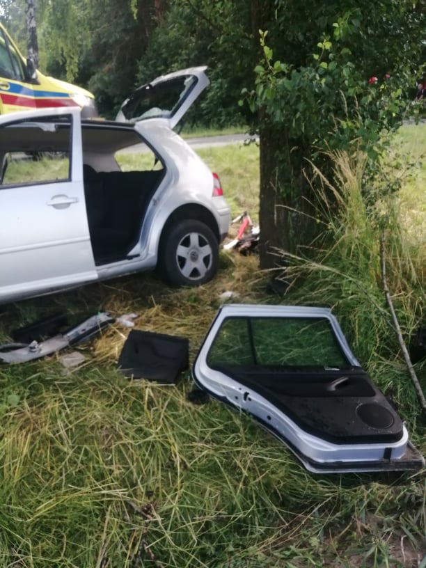 Groźny wypadek na drodze wojewódzkiej. Volkswagen uderzył w drzewo, kierowcę zabrał śmigłowiec (zdjęcia)