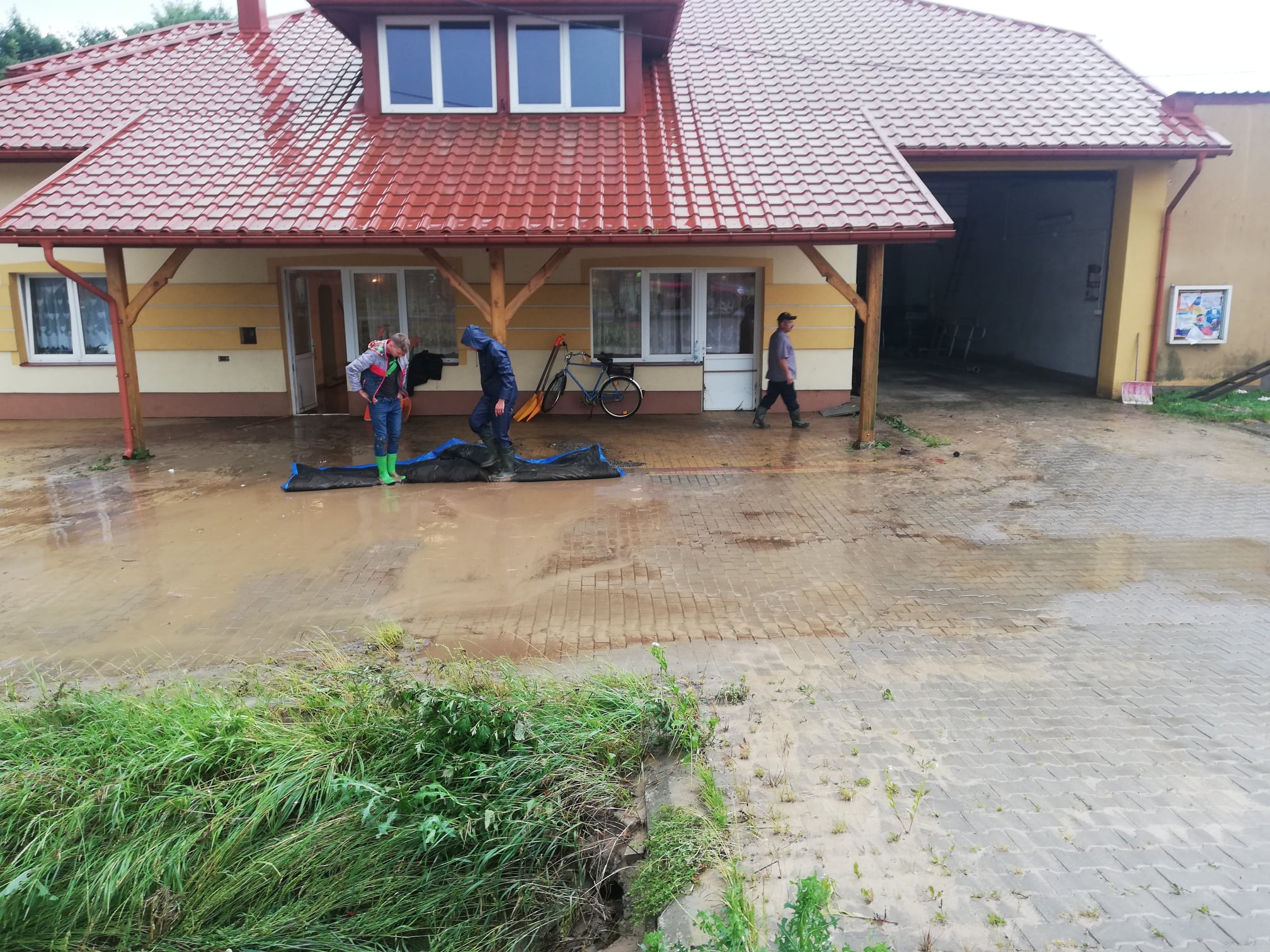 Intensywne opady deszczu w powiecie janowskim. Woda zalała remizę strażacką (zdjęcia)