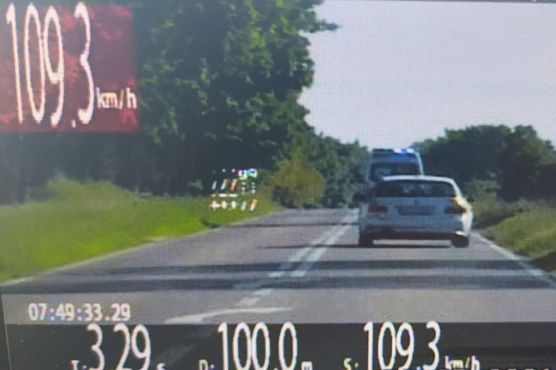 Kierowca BMW jechał z nadmierną prędkością za karetką na sygnałach. Stracił prawo jazdy (zdjęcia)