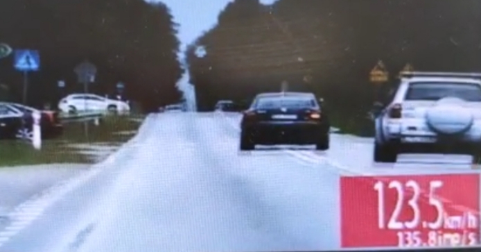 Kierowca BMW jechał z nadmierną prędkością za karetką na sygnałach. Stracił prawo jazdy (zdjęcia)