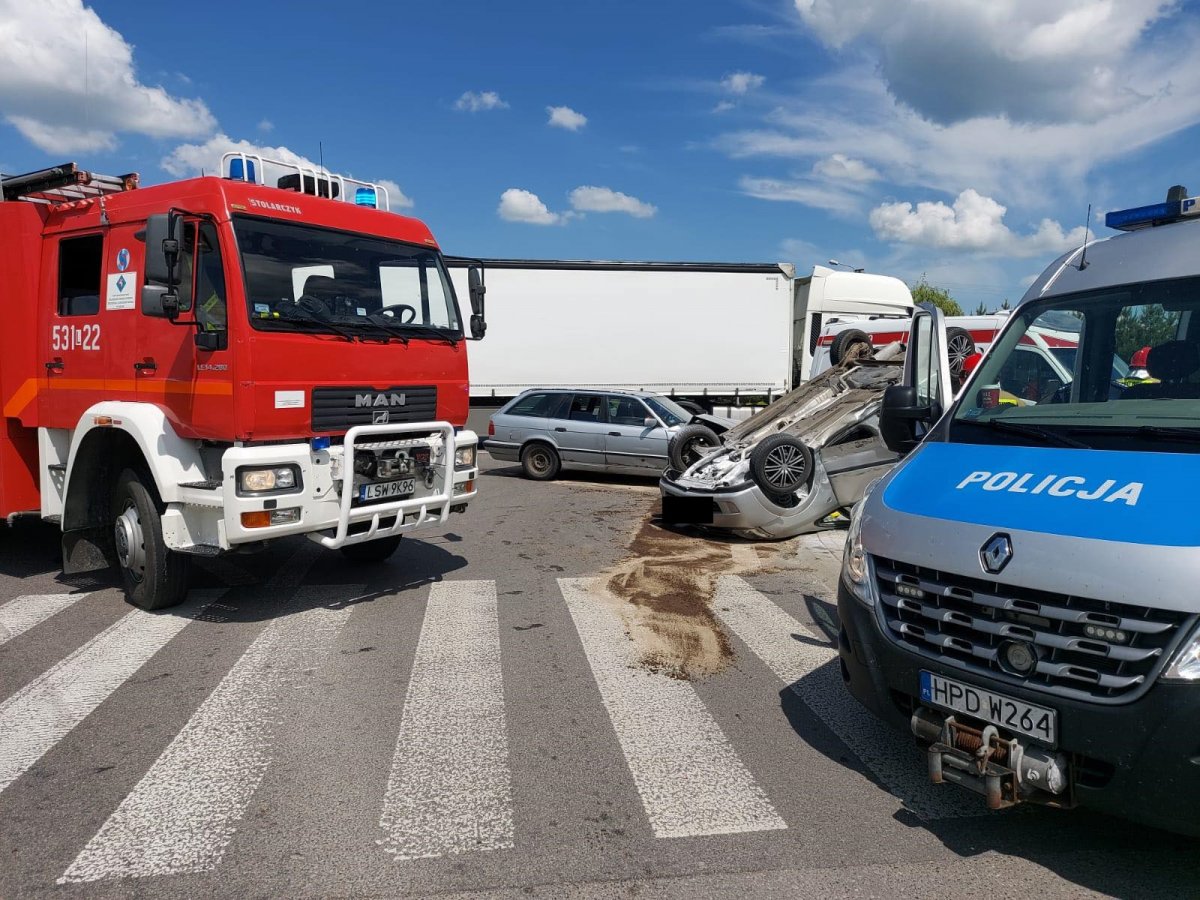 Wjechała wprost przed BMW, po chwili jej auto leżało na dachu. Wszystko nagrała kamera (wideo)