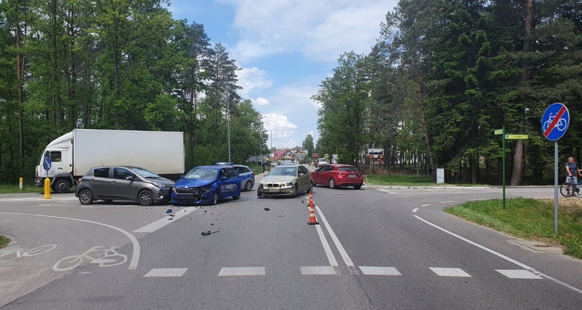 Kierująca BMW nie ustąpiła pierwszeństwa, doszło do zderzenia trzech pojazdów (zdjęcia)