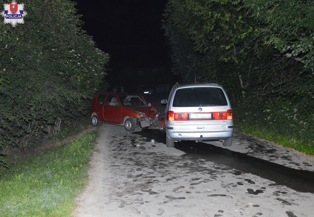 Czołowe zderzenie na drodze gminnej. Dwie osoby, w tym dziecko, trafiły do szpitala (zdjęcia)