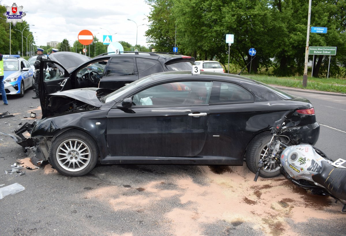 Groźny wypadek na skrzyżowaniu z udziałem trzech pojazdów. Dwie osoby w szpitalu (zdjęcia)