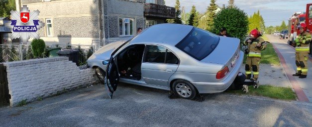 Kierowca BMW zakończył jazdę na płocie, uszkodził instalację gazową. Nie chciał dmuchać w alkomat (zdjęcia)