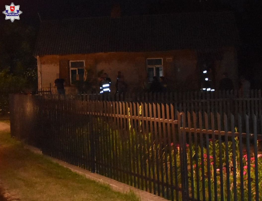 Tragiczny pożar domu. Strażacy, w trakcie akcji gaśniczej, natrafili na zwłoki mężczyzny (zdjęcia)