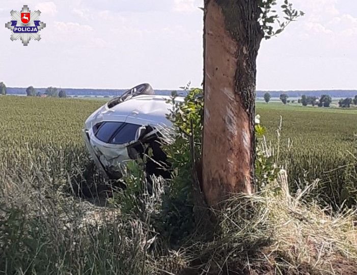 Audi uderzyło w drzewo, kierowca wypadł z pojazdu. 22-latek doznał ciężkich obrażeń (zdjęcia)