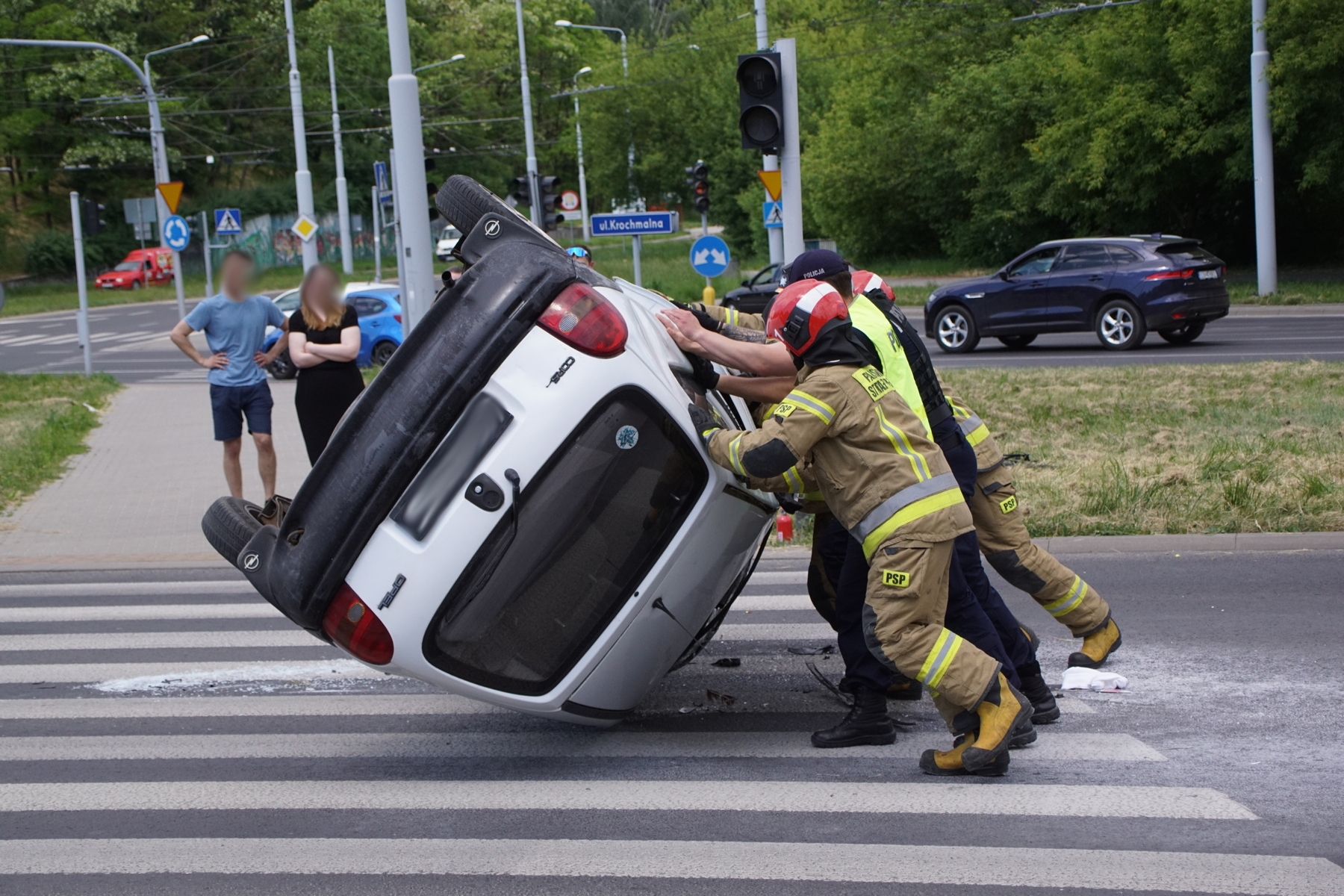Zderzenie i dachowanie. Groźnie wyglądające zdarzenie drogowe na skrzyżowaniu w Lublinie (zdjęcia)