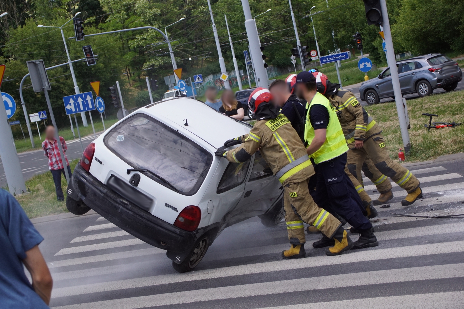 Zderzenie i dachowanie. Groźnie wyglądające zdarzenie drogowe na skrzyżowaniu w Lublinie (zdjęcia)