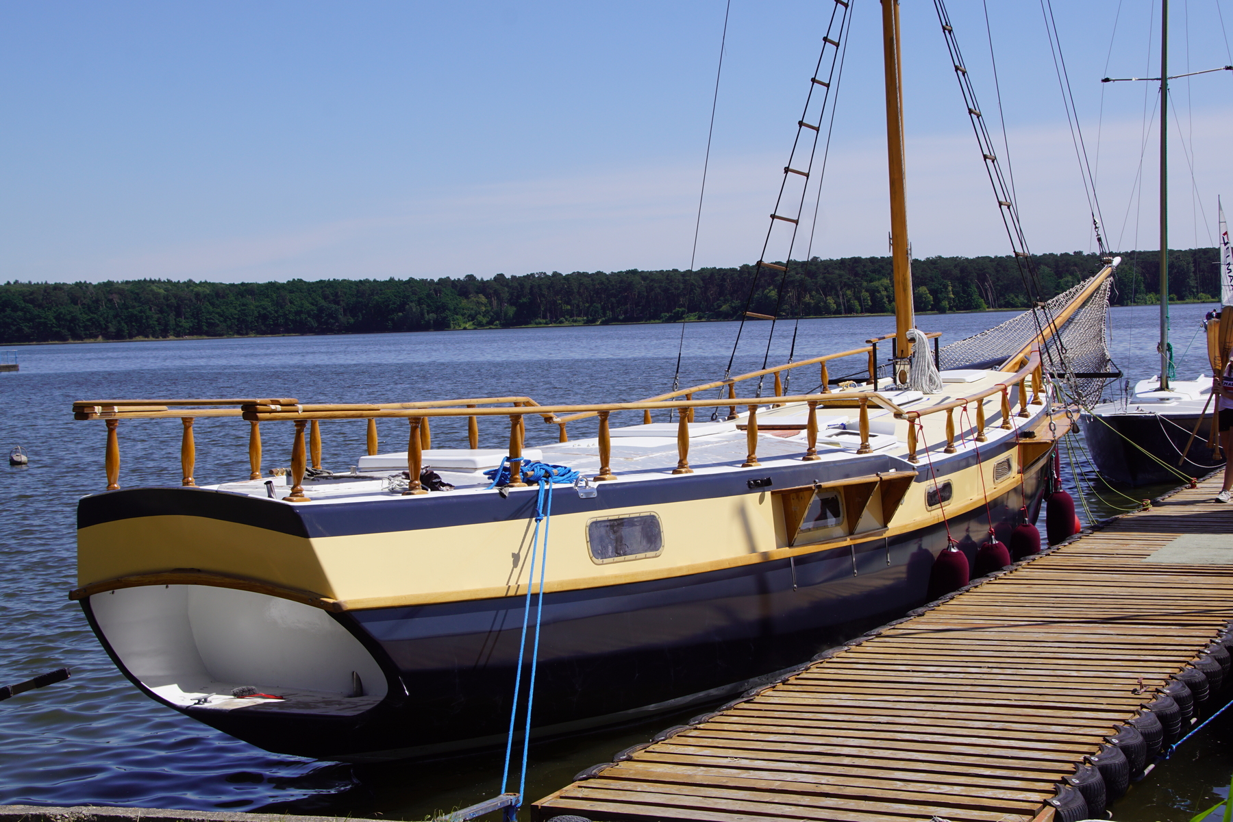 Na Zalewie Zemborzyckim zwodowano wyjątkowy jacht. „Biegnąca po falach” po 30 latach wróciła do Lublina (zdjęcia)