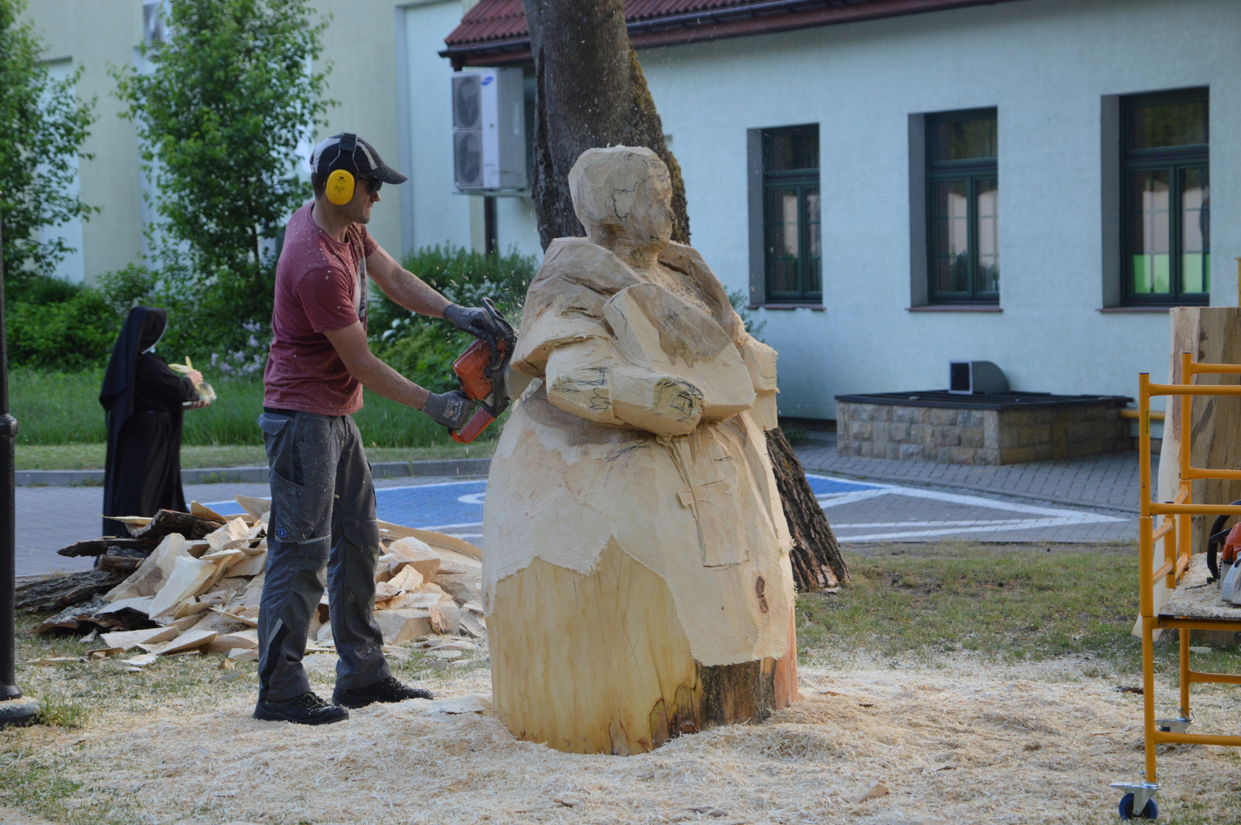 Trwa plener rzeźbiarski. Tematem są wybitne kobiety związane z Nałęczowem (zdjęcia)