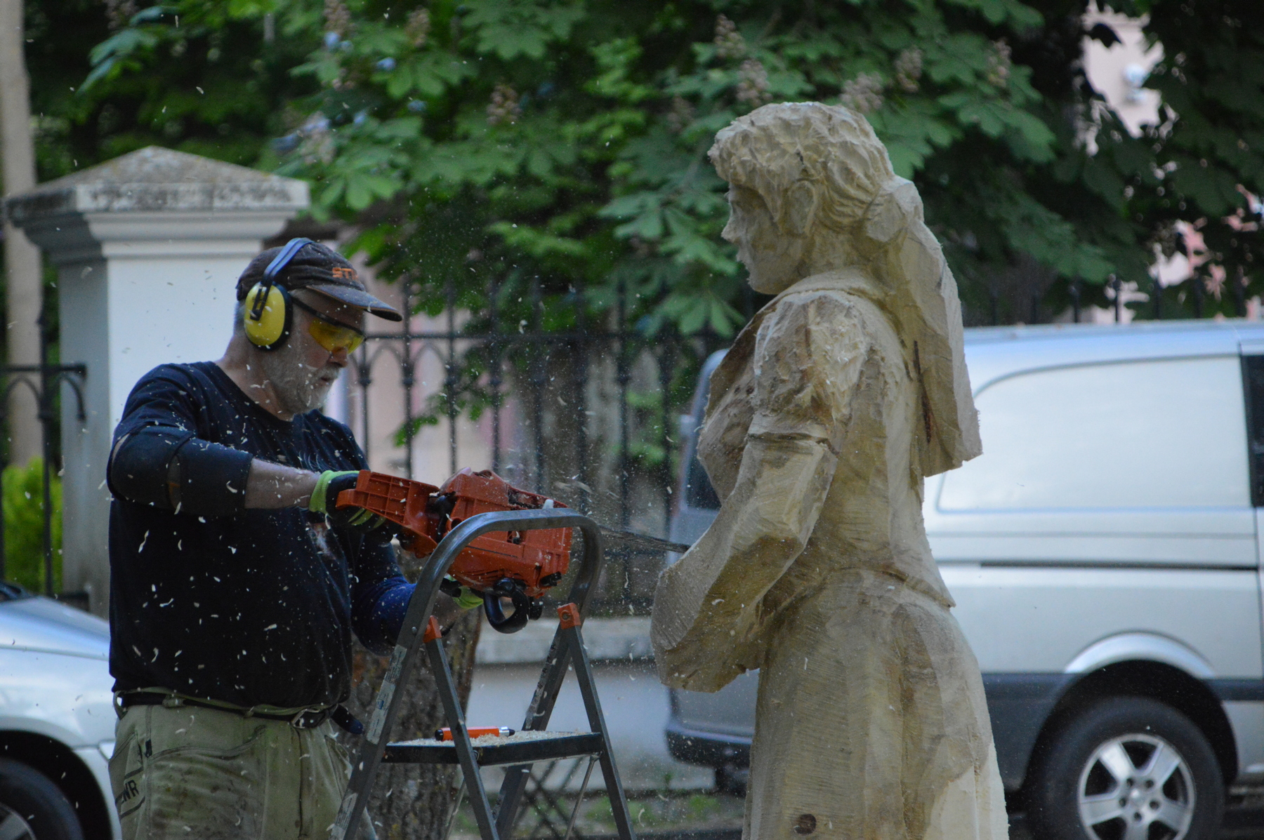 Trwa plener rzeźbiarski. Tematem są wybitne kobiety związane z Nałęczowem (zdjęcia)