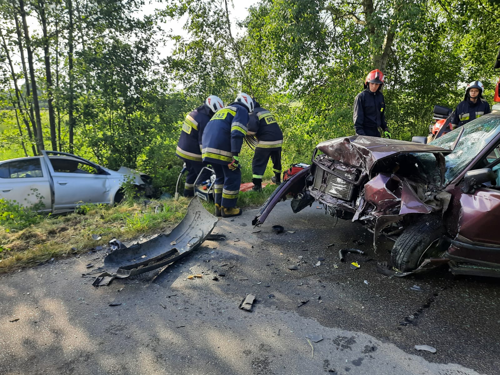 Czołowe zderzenie dwóch pojazdów na drodze powiatowej (zdjęcia)