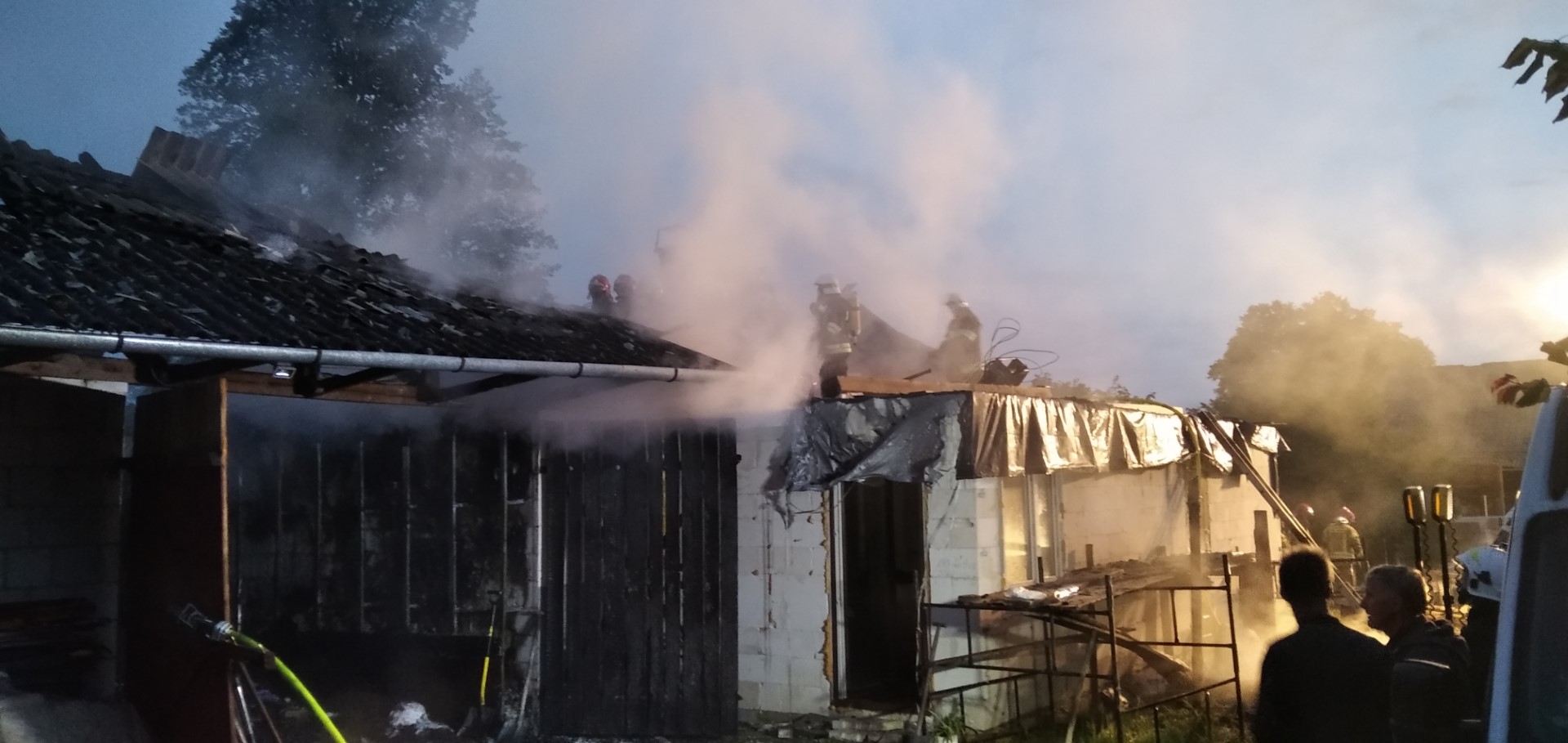 Kilkudziesięciu strażaków walczyło z pożarem dwóch budynków. Akcja gaśnicza trwała niemal trzy godziny (zdjęcia)