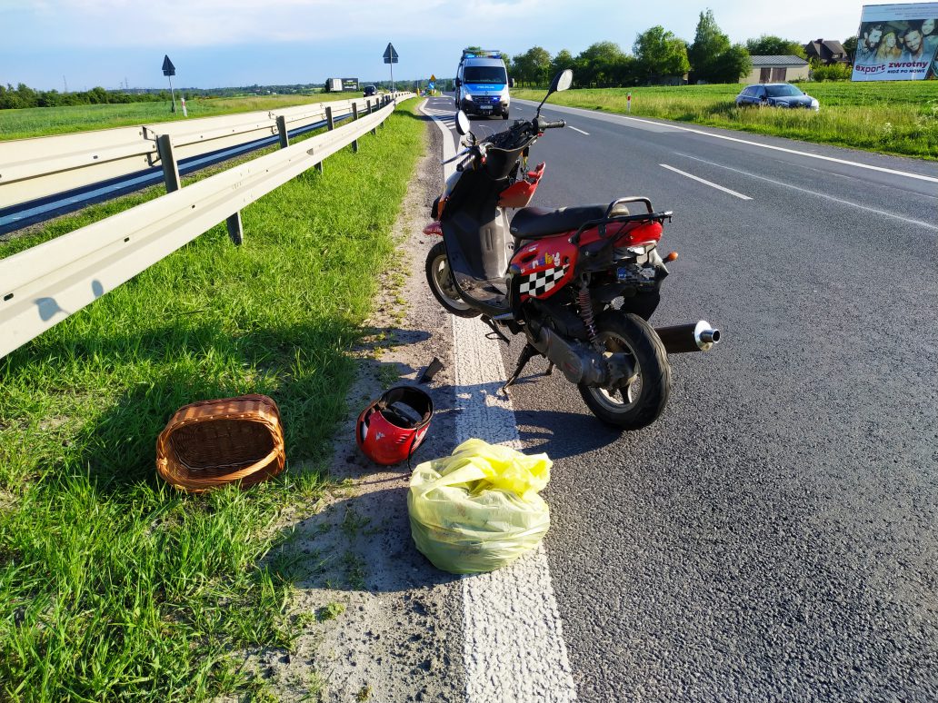 Wjechał motorowerem wprost przed opla. Mężczyzna trafił do szpitala (zdjęcia)