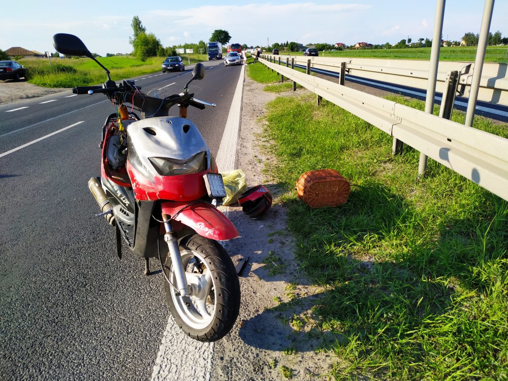 Wjechał motorowerem wprost przed opla. Mężczyzna trafił do szpitala (zdjęcia)