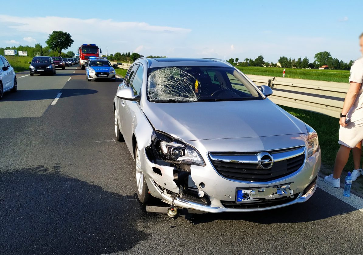 Wjechał motorowerem wprost przed opla. Mężczyzna trafił do szpitala (zdjęcia)