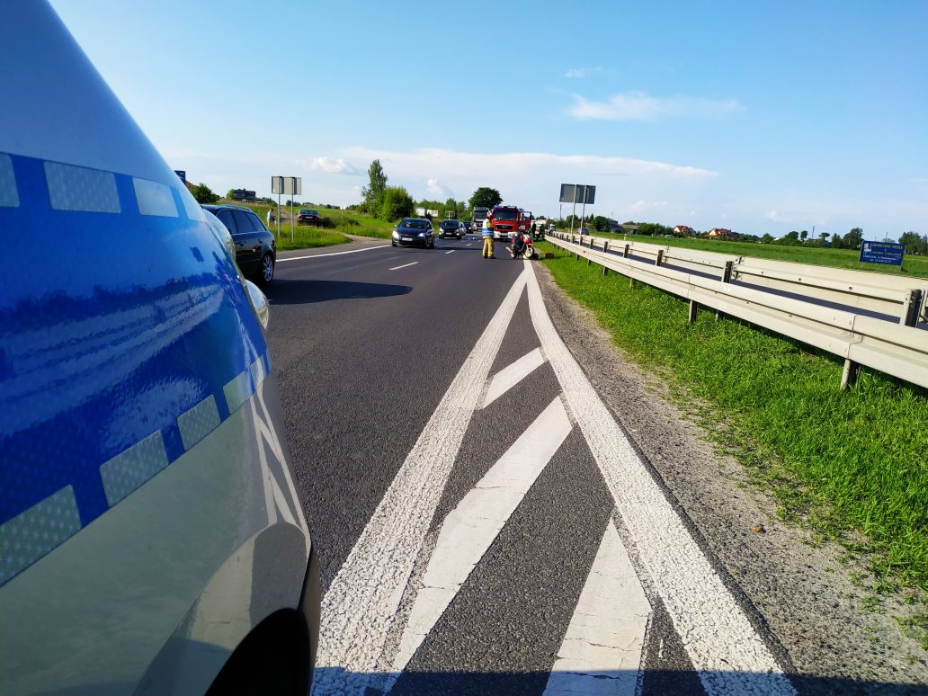 Wjechał motorowerem wprost przed opla. Mężczyzna trafił do szpitala (zdjęcia)