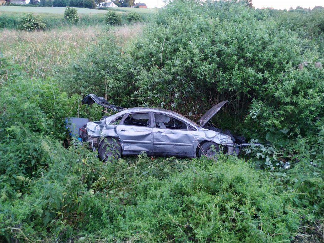 Seat zaczepił o citroena. Rozpędzone auto dachowało, pięć osób w szpitalu (zdjęcia)