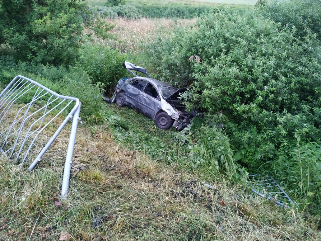 Seat zaczepił o citroena. Rozpędzone auto dachowało, pięć osób w szpitalu (zdjęcia)