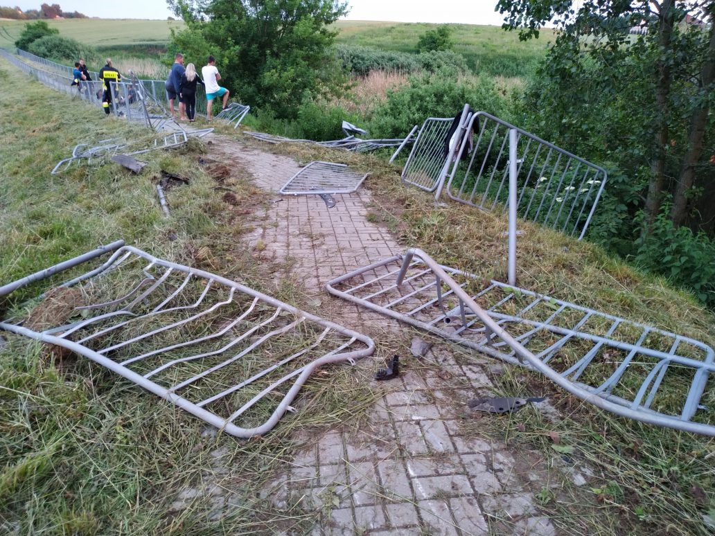 Seat zaczepił o citroena. Rozpędzone auto dachowało, pięć osób w szpitalu (zdjęcia)