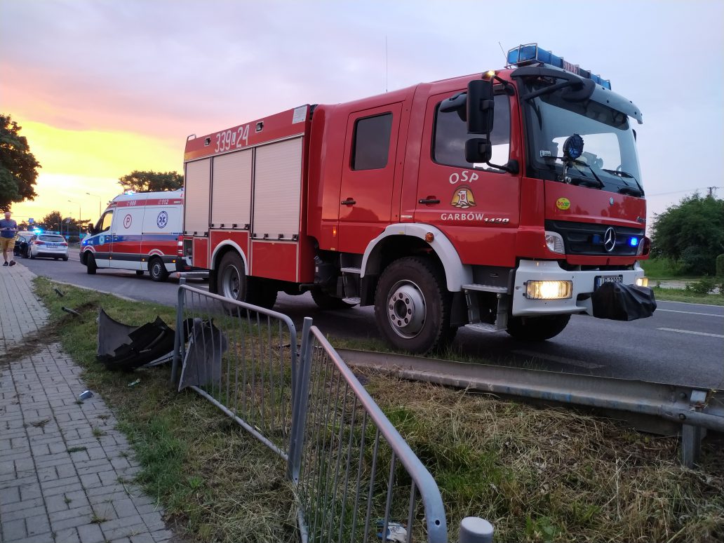 Seat zaczepił o citroena. Rozpędzone auto dachowało, pięć osób w szpitalu (zdjęcia)