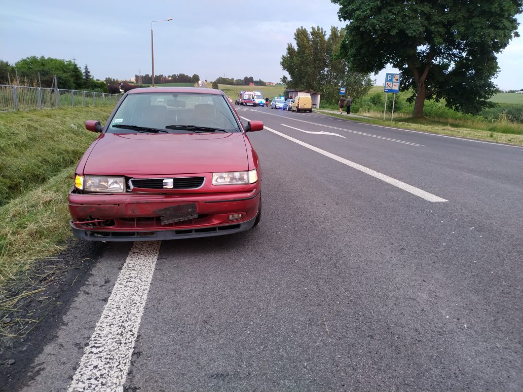 Seat zaczepił o citroena. Rozpędzone auto dachowało, pięć osób w szpitalu (zdjęcia)