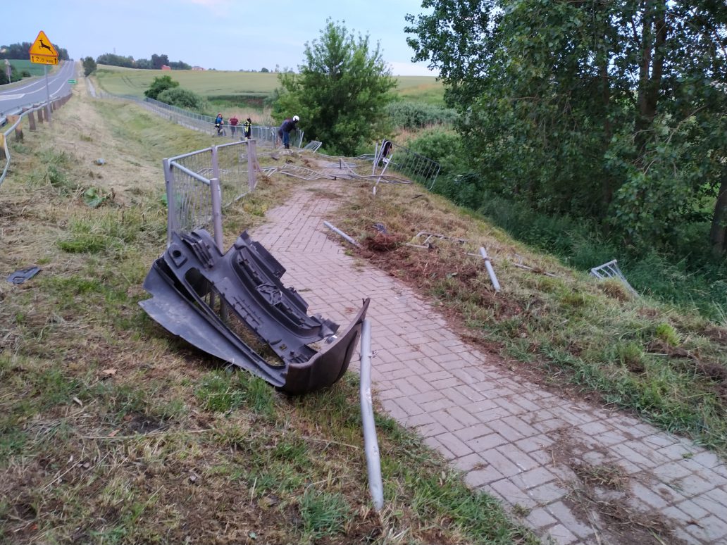 Seat zaczepił o citroena. Rozpędzone auto dachowało, pięć osób w szpitalu (zdjęcia)