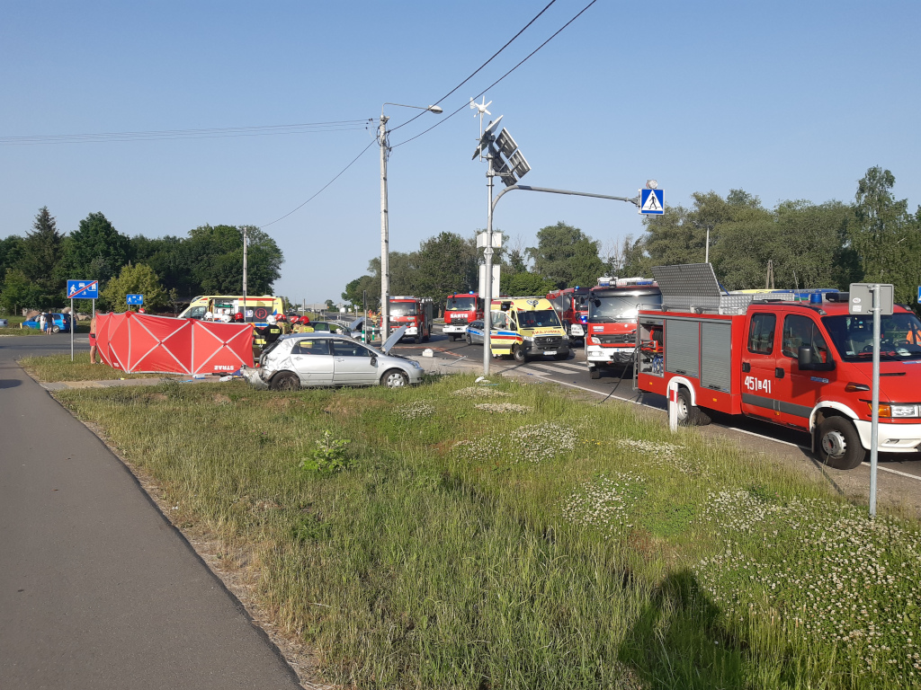 Zderzenie dwóch aut w Kocku. Jest wielu poszkodowanych, lądował śmigłowiec LPR (zdjęcia)