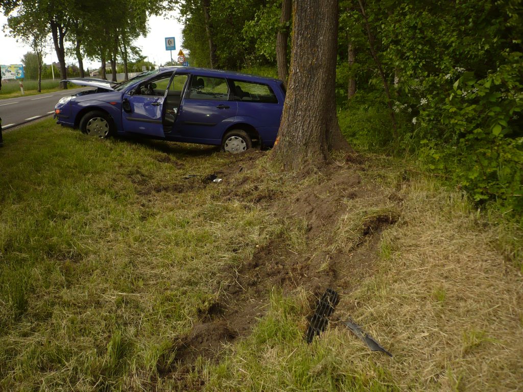 Uderzył fordem w drzewo, trafił do szpitala (zdjęcia)