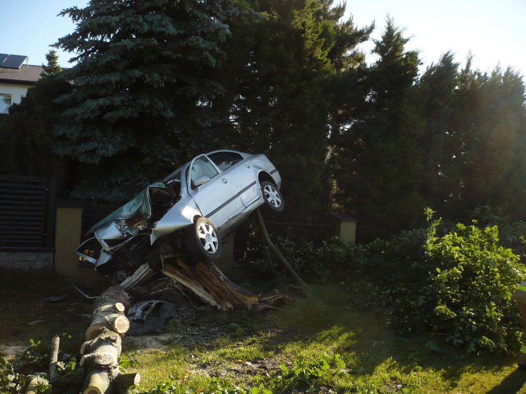 Skoda ścięła drzewo i zawisła na słupku ogrodzeniowym. Groźny wypadek na drodze krajowej (zdjęcia)