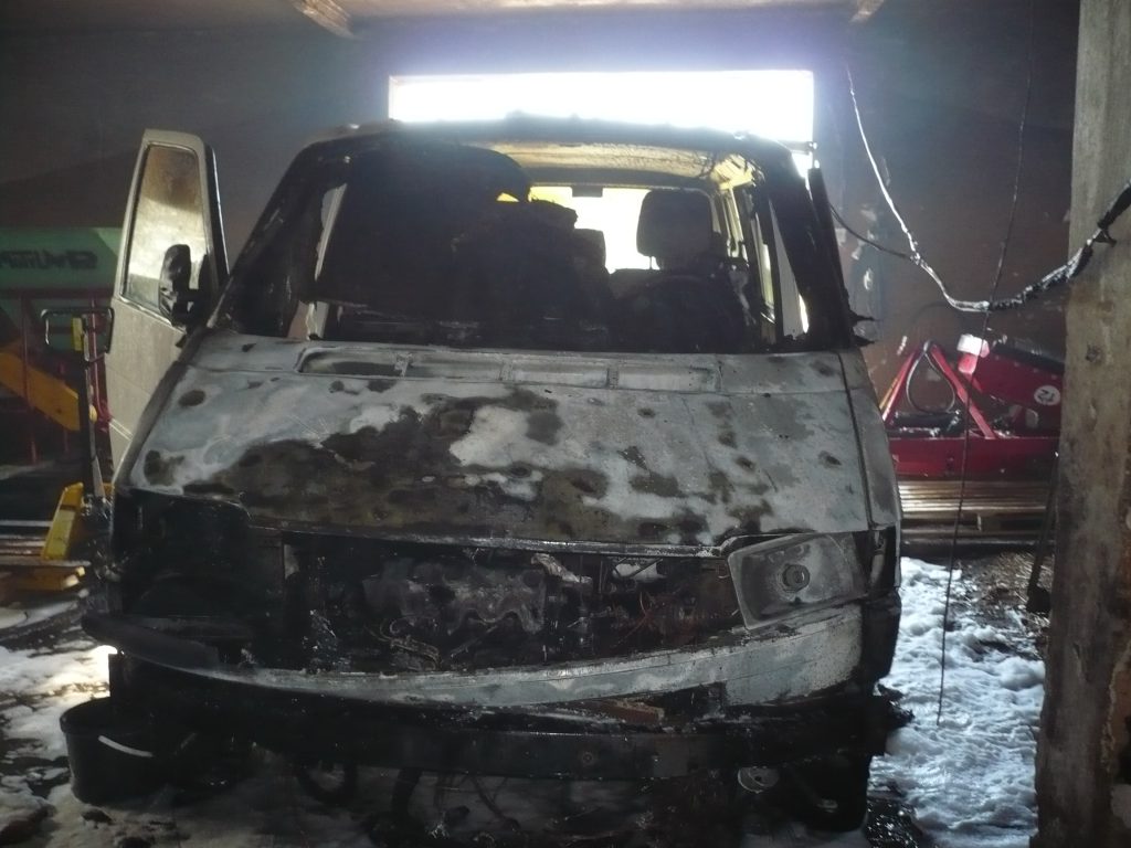 Pożar samochodu w budynku inwentarskim (zdjęcia)