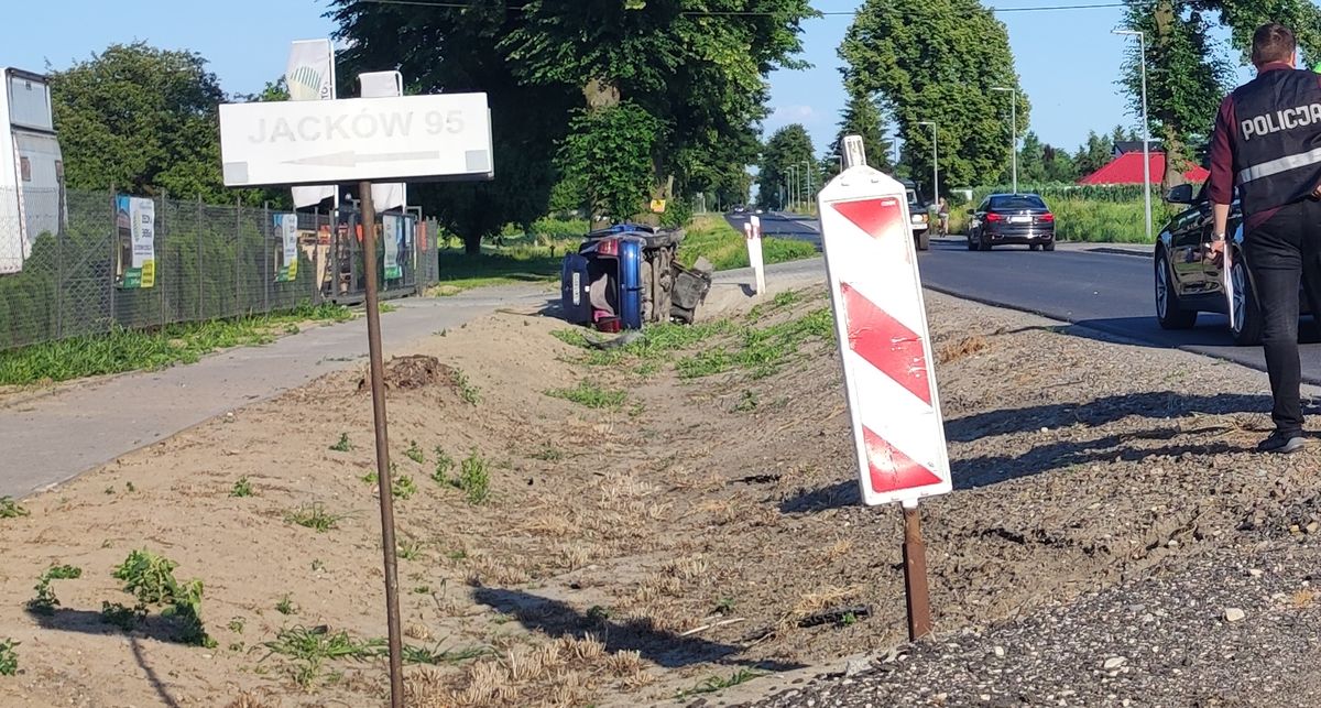 Jeden skręcał w lewo, drugi w tym czasie go wyprzedzał. Trzy osoby, w tym dwójka dzieci, w szpitalu (zdjęcia)