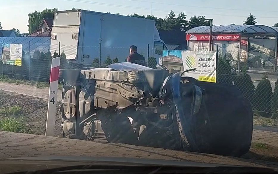 Jeden skręcał w lewo, drugi w tym czasie go wyprzedzał. Trzy osoby, w tym dwójka dzieci, w szpitalu (zdjęcia)