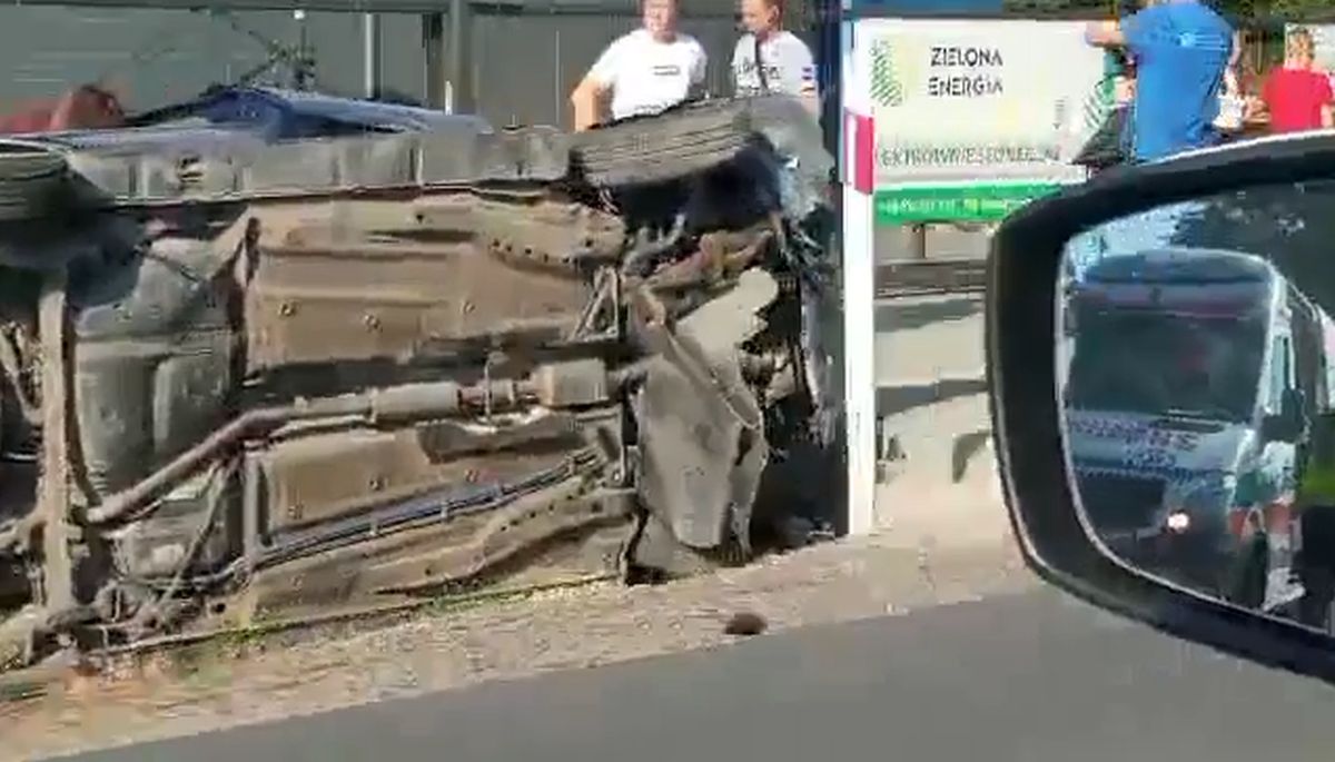 Jeden skręcał w lewo, drugi w tym czasie go wyprzedzał. Trzy osoby, w tym dwójka dzieci, w szpitalu (zdjęcia)