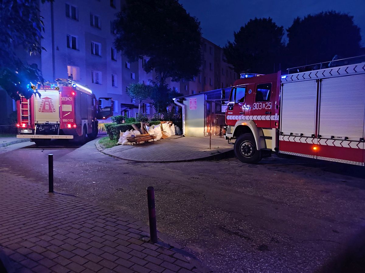 Postanowił zjeść kolację, jednak w międzyczasie usnął. Sąsiedzi zaalarmowali służby ratunkowe (zdjęcia)