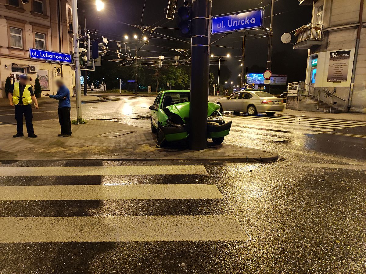 Citroen uderzył w słup latarni. Pasażerowie uciekli zostawiając kierującą (zdjęcia)