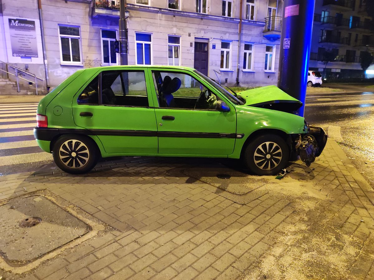 Citroen uderzył w słup latarni. Pasażerowie uciekli zostawiając kierującą (zdjęcia)