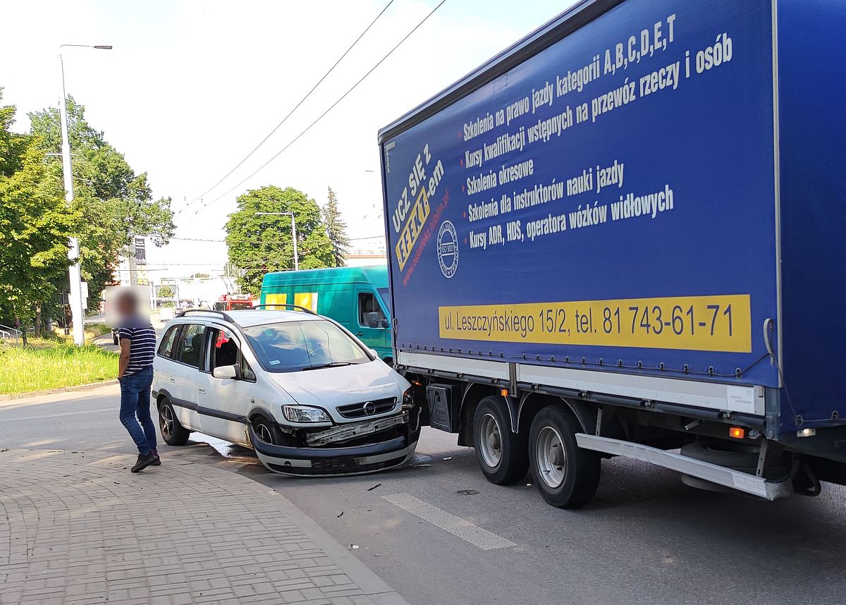 Nie zauważył ciężarówki. Sprawca kolizji z pojazdem nauki jazdy był pijany (zdjęcia)