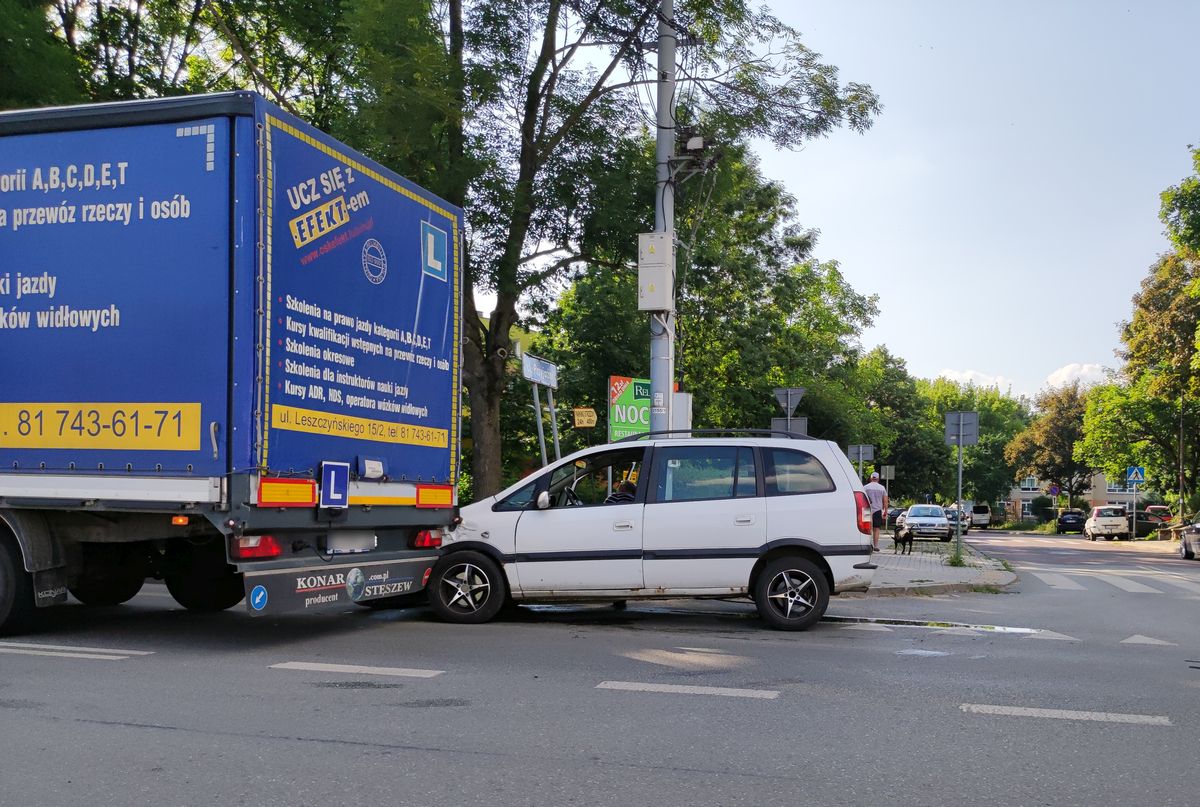 Opel zderzył się z autem nauki jazdy. Są utrudnienia w ruchu (zdjęcia)